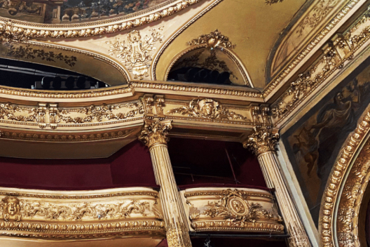 Théâtre de la Renaissance : confort moderne pour un lieu historique.